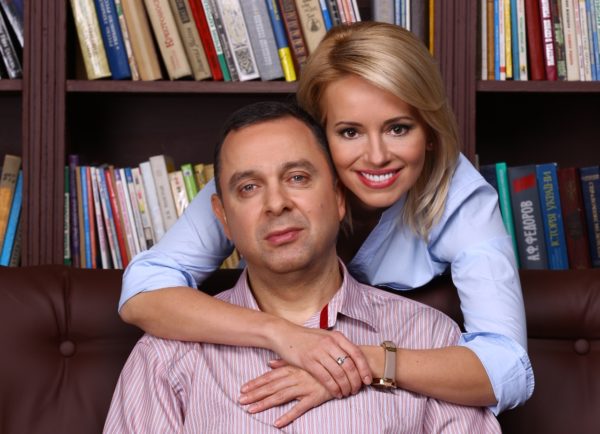 Как выглядят муж и дети Оксаны Гутцайт: все, что известно о семье ведущей “Фактов” на ICTV