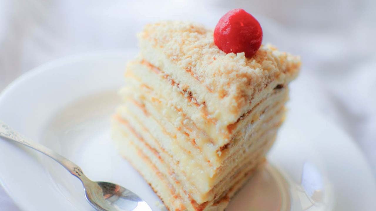 Быстрый торт на сковороде “Лукьянин” – это невероятно простое и дешевое лакомство на десерт