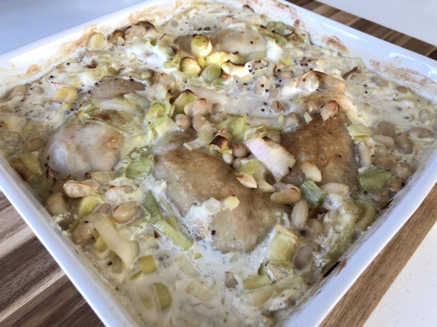 Аппетитное блюдо с курицей, фасолью и луком-пореем для всей семьи