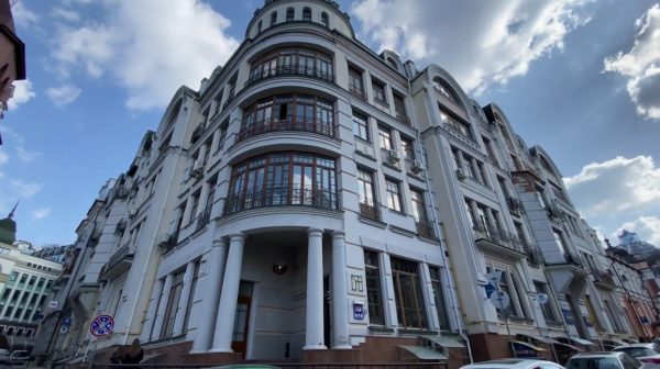 Стало известно, сколько недвижимости у Брежневой и Меладзе: квартиры, дома и дачи за баснословные деньги