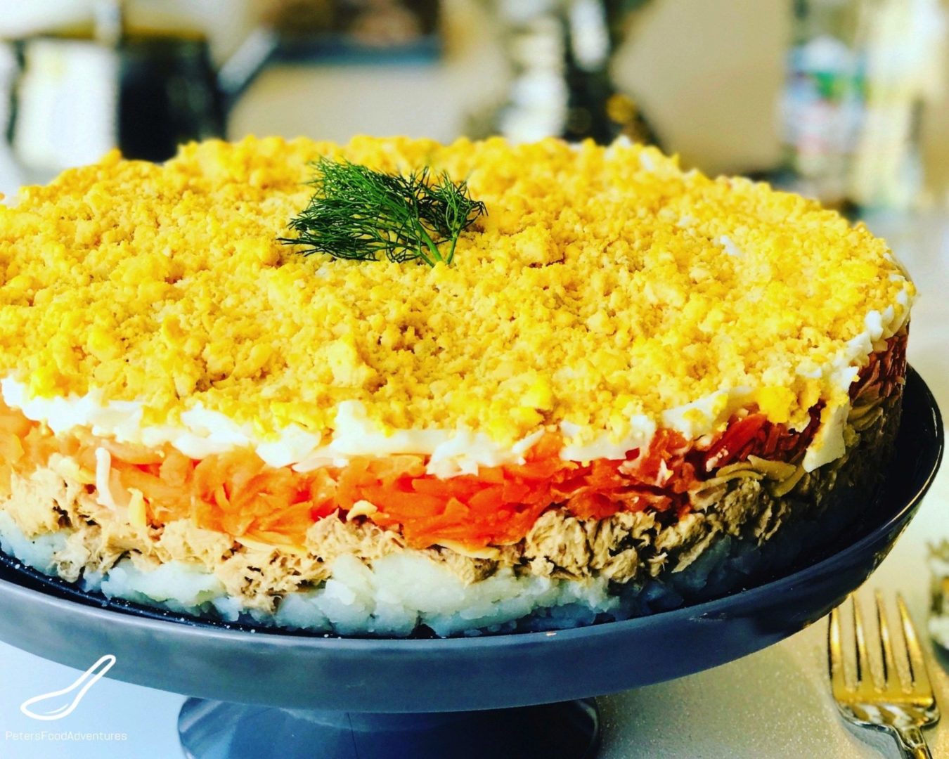 Праздничный салат “Мимоза”: шикарный на вид и восхитительный на вкус – обязательно приготовьте на праздник!