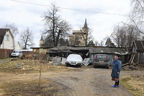 Жители села Грязь, где живут Пугачева и Галкин, недовольны именитыми соседями: оградили пруд, разбили дороги