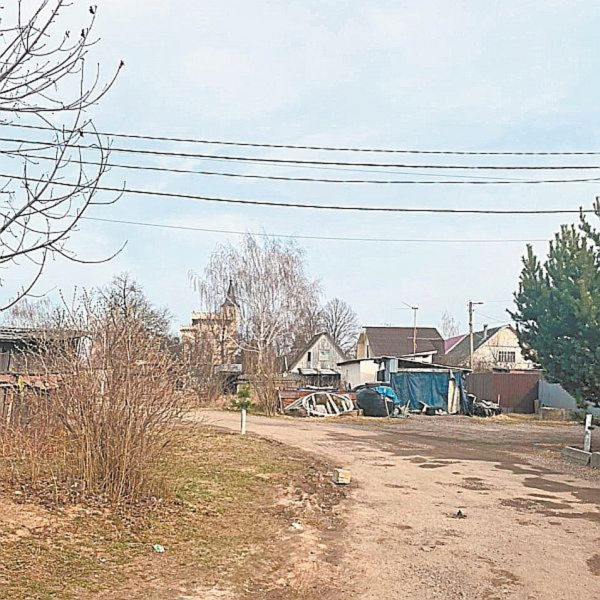 Жители села Грязь, где живут Пугачева и Галкин, недовольны именитыми соседями: оградили пруд, разбили дороги