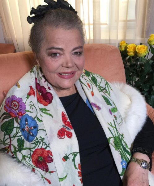 Актриса Ольга Сумская впервые показала фото своей мамы: счастливая 86-летняя женщина с охапкой цветов