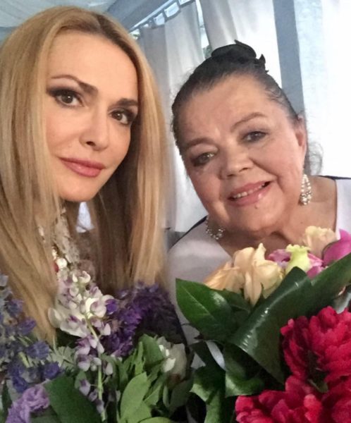 Актриса Ольга Сумская впервые показала фото своей мамы: счастливая 86-летняя женщина с охапкой цветов