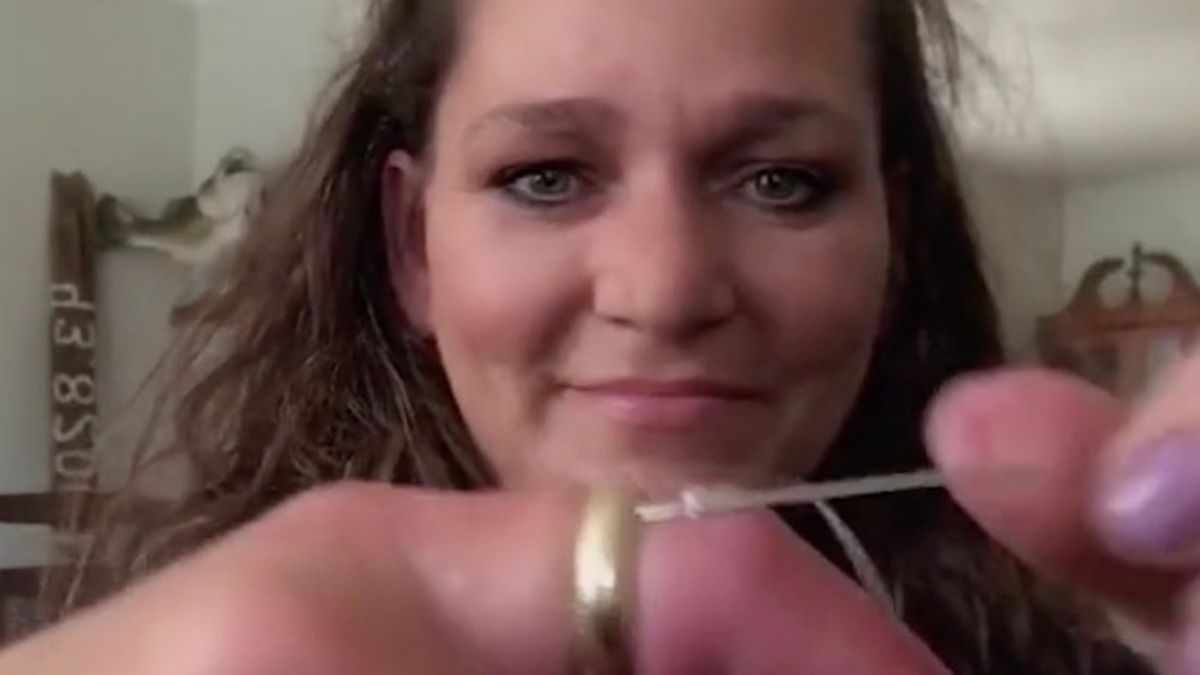 Девушка необычно снимает застрявшее кольцо с пальца с помощью иглы и нитки 