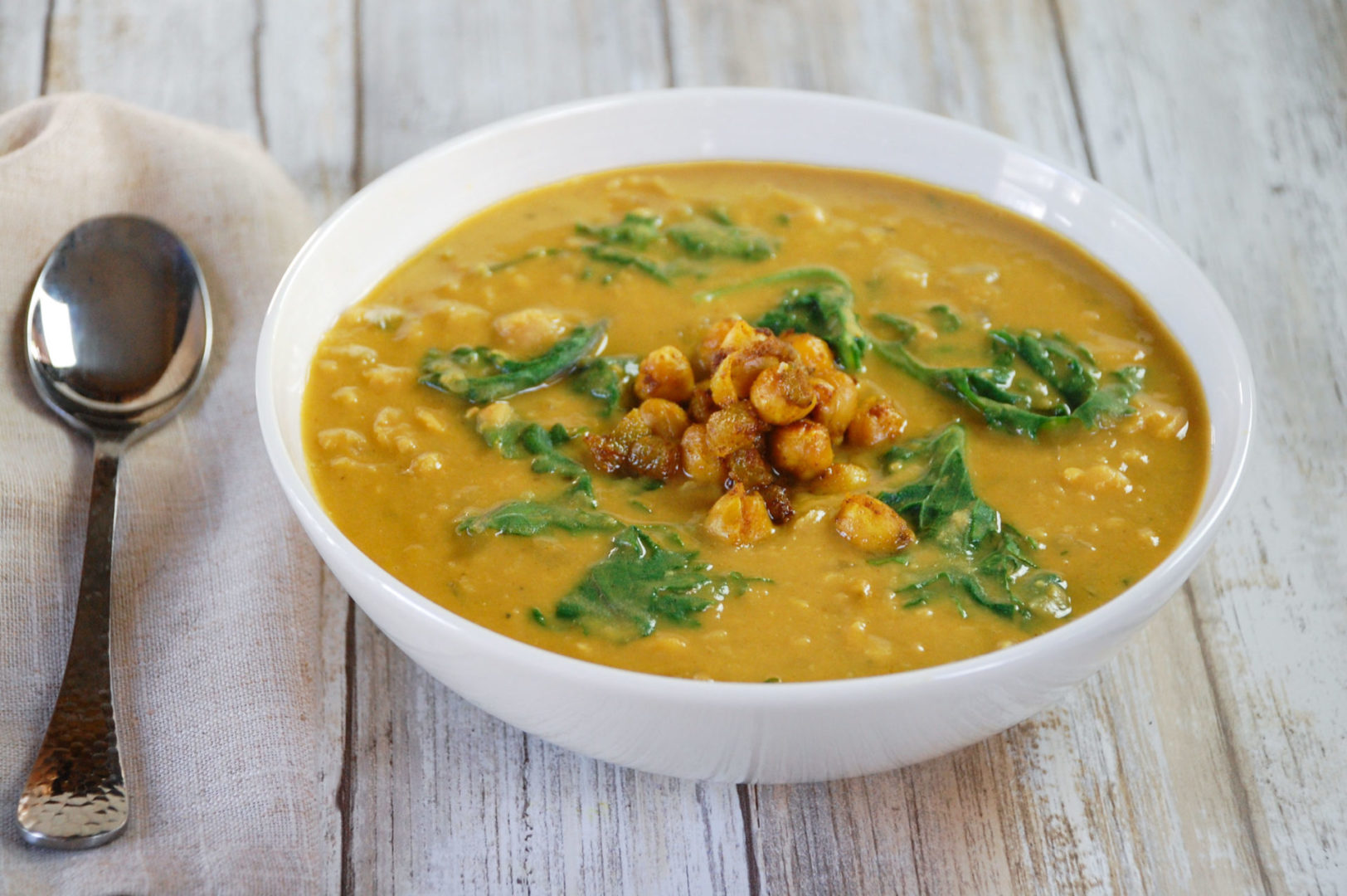 Рецепт: Ароматный, недорогой и полезный суп из капусты, нута и карри