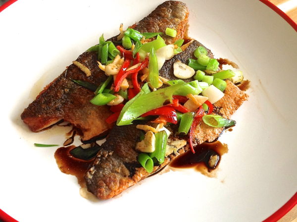 Рецепт: Морской окунь с шипящим имбирем, перцем чили и зеленым луком