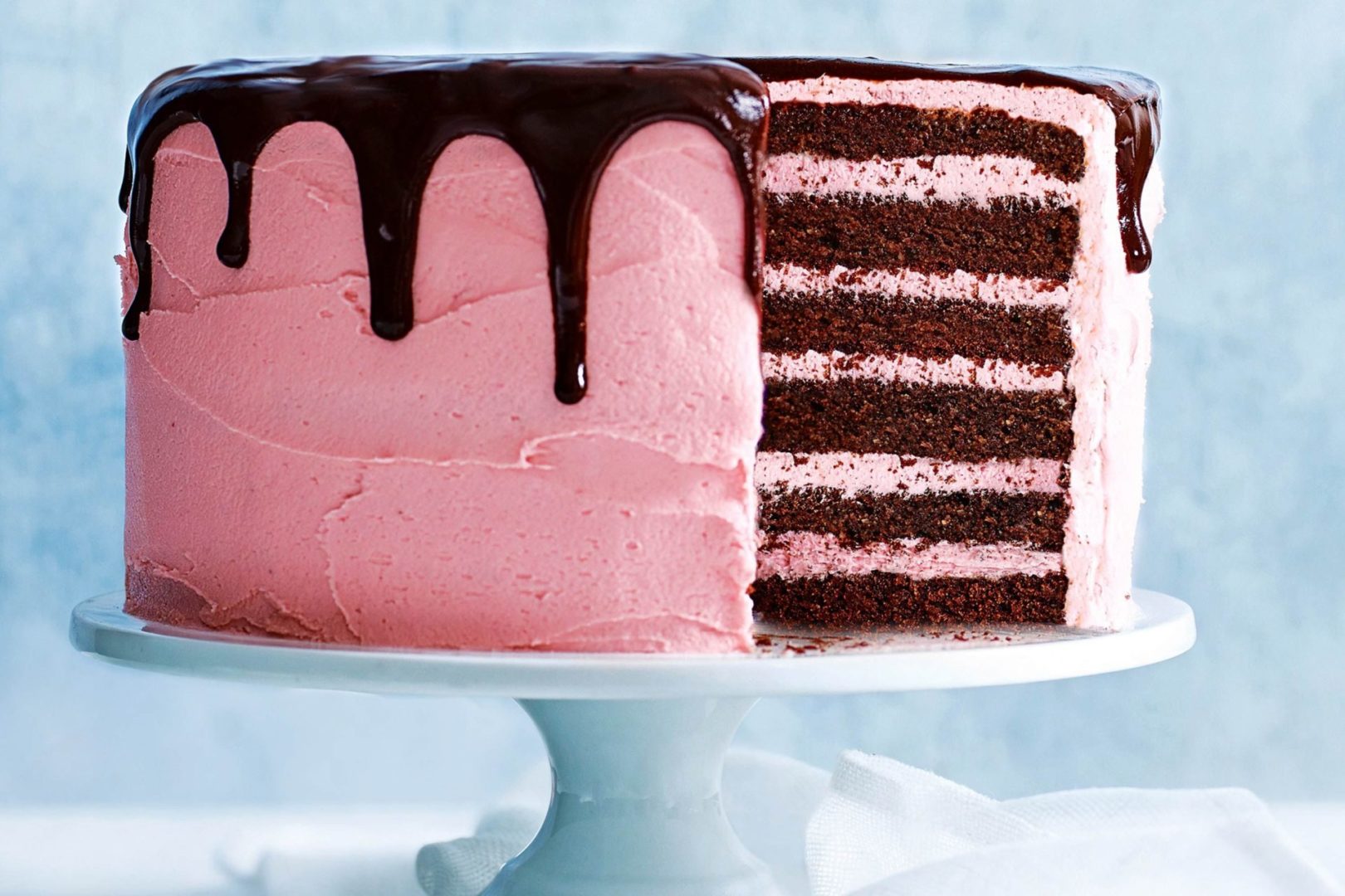 Рецепт: Слоеный торт на день рождения с шоколадом и малиной