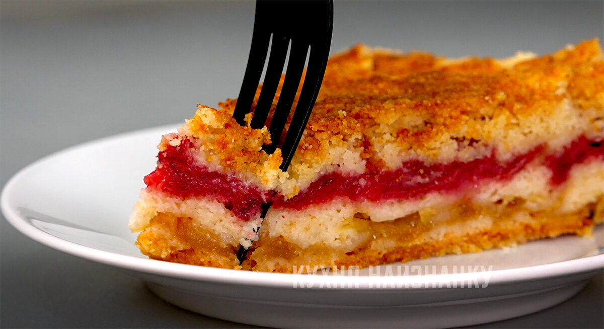 Насыпной пирог с ягодами и яблоками: домашняя выпечка, которая легко готовится
