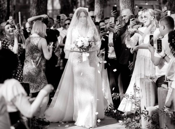 Настя Каменских сменила три свадебных наряда за один день: как выглядела одна из самых стильных невест