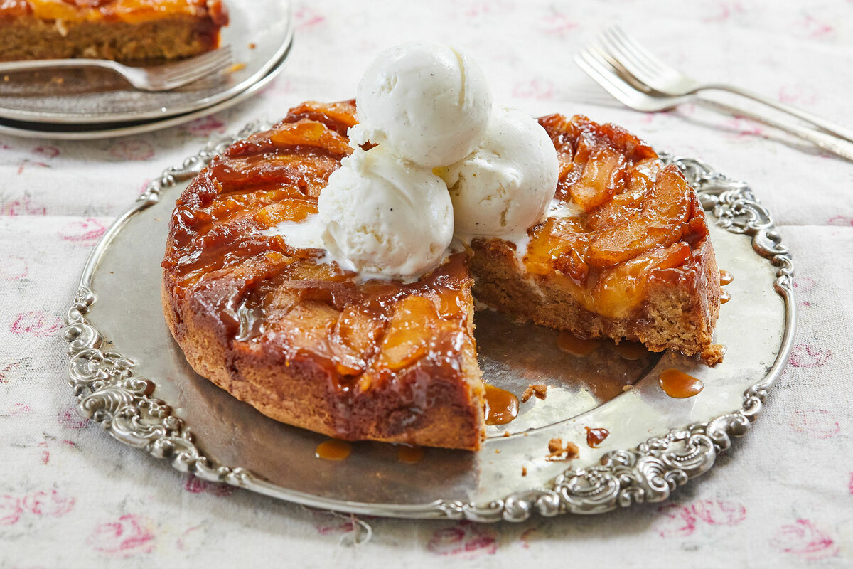 Перевернутый пирог с яблоками и сливами от Тины Кароль: рецепт вкусной выпечки