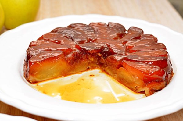 Перевернутый пирог с яблоками и сливами от Тины Кароль: рецепт вкусной выпечки