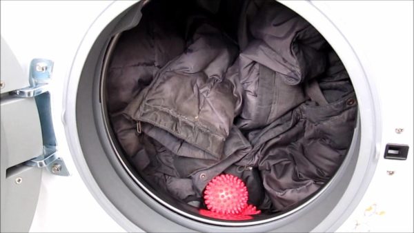 Можно ли стирать пуховики в стиральной машине или нужно стирать их вручную?