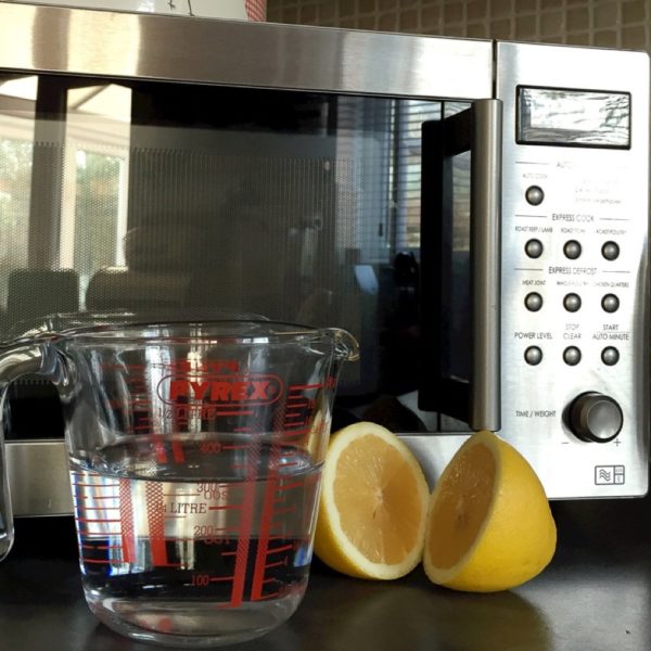 ТОП-3 совета как лимоном очистить: перегородки для душа, микроволновую печь и разделочную доску