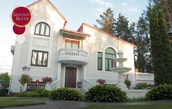 Главный усач страны Павел Зибров показал как живет: роскошное поместье