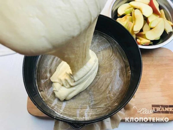 Самый простой яблочный пирог на кефире от Евгения Клопотенко: рецепт за копейки