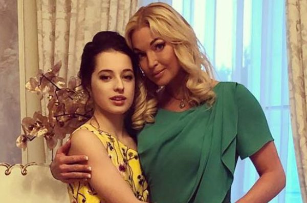 Анастасия Волочкова трогательно поздравила дочь с 16-летием: “Это и мой праздник”