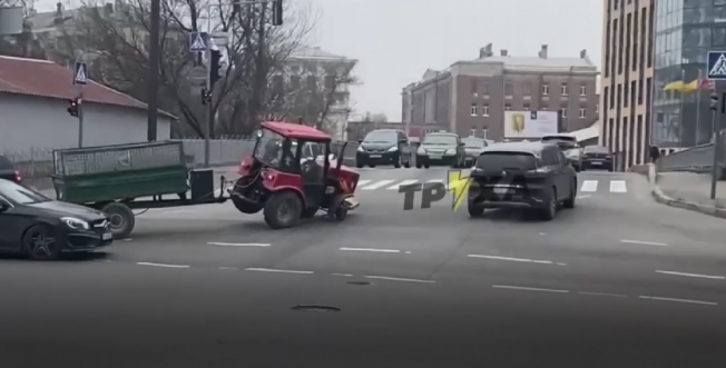 В Харькове посреди дороги трактор потерял колесо, но водитель не растерялся