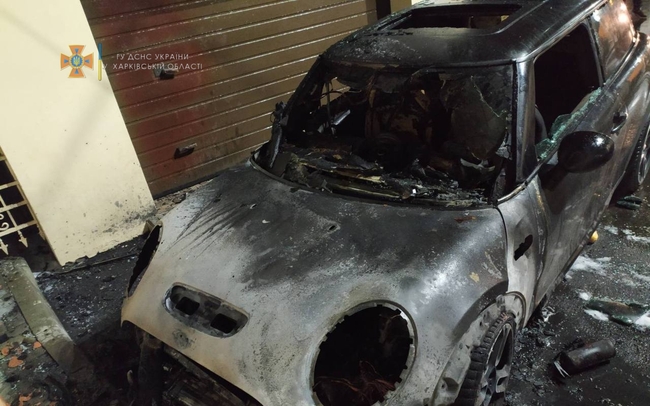 В Харькове сгорел автомобиль, припаркованный возле шестнадцатиэтажки (фото)