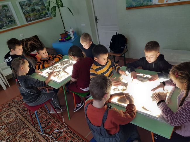 Малювати піском для радості. Освітяни збирають кошти на мобільні пісочниці з підсвічуванням для ART-Kharkiv — психологів, які працюють з дітьми