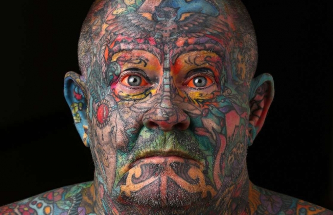 Шкодять здоровю: у ЄС заборонили робити кольорові татуювання
