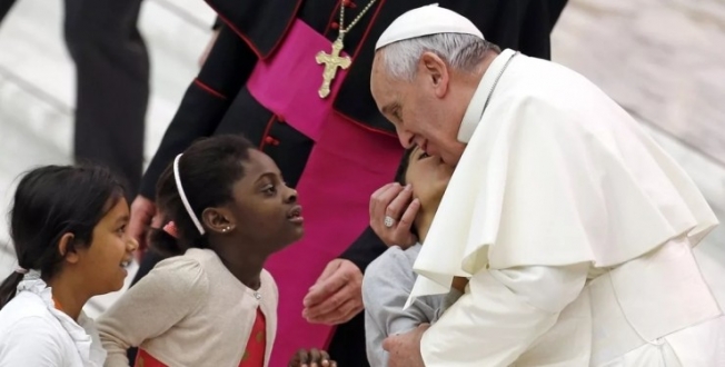 Папа Франциск призвал родителей не осуждать детей-геев, а поддерживать
