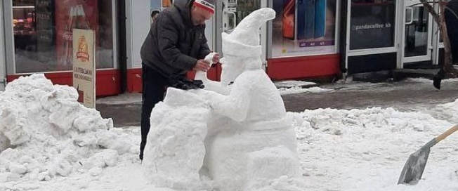 Харків’янин створив казкові скульптури зі снігу серед вулиці