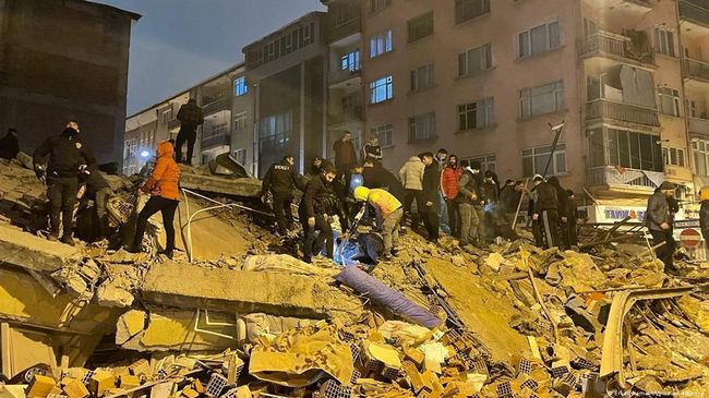 В Турции произошло мощное землетрясение с магнитудой в 7,8 баллов - множество погибших и раненых