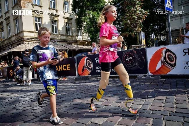 11-летняя девочка, которая потеряла обе ноги в результате ракетного удара по ж/д вокзалу в Краматорске в апреле 2022, пробежала марафон на протезах