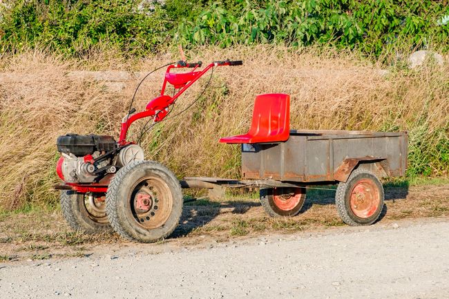 Самосвальний чи звичайний прицеп до мотоблока: що краще для господарства
