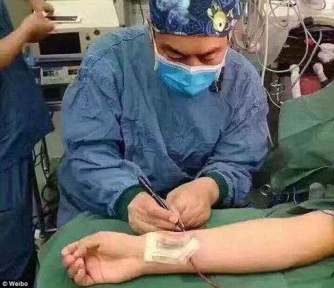 Китайские врачи вырастили пациенту ухo на руке (ФОТО)