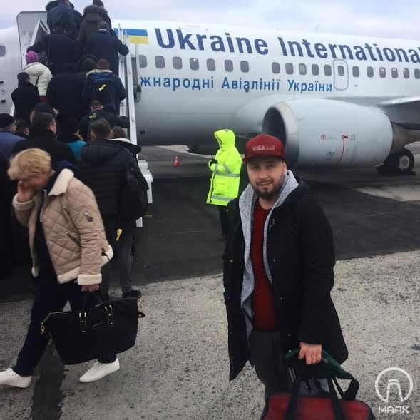 Куриные крылышки — самолетом: клиенту в Одессе доставили заказ еды из Киева