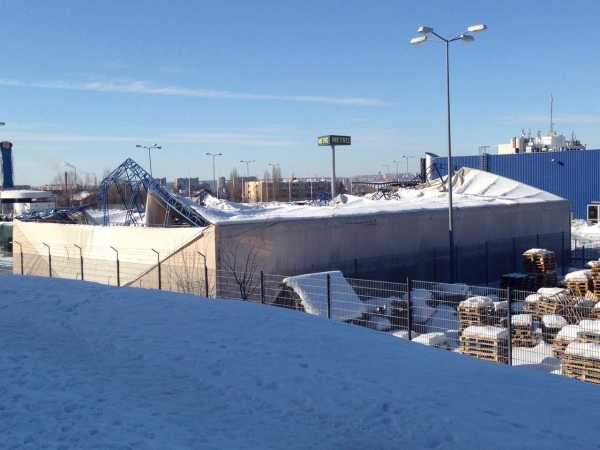 В Харькове рухнула крыша склада Метро (фото)