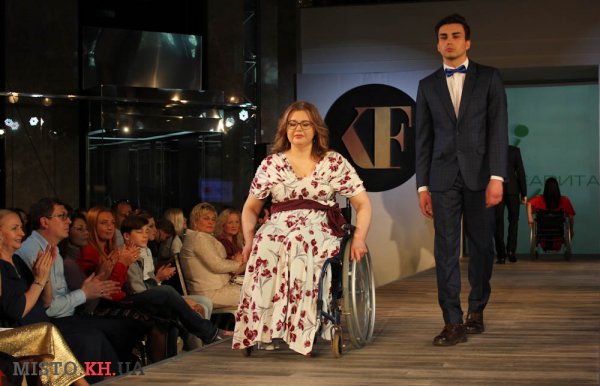 В Харькове прошел показ мод: Модные вещи на себя примерили женщины на инвалидных колясках