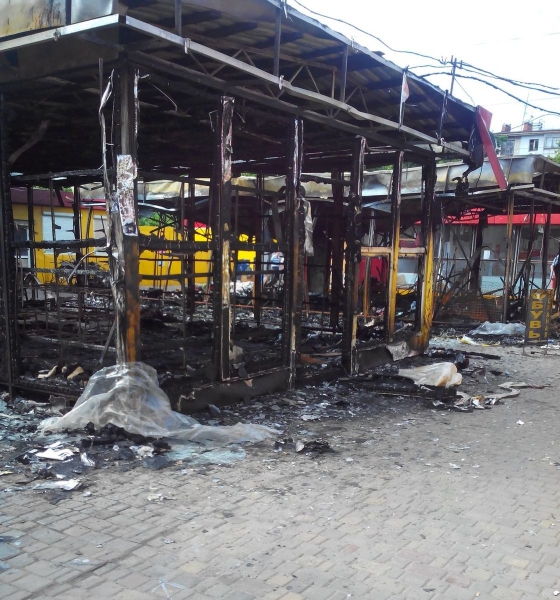 Крупный пожар на харьковском рынке: огонь уничтожил несколько магазинов