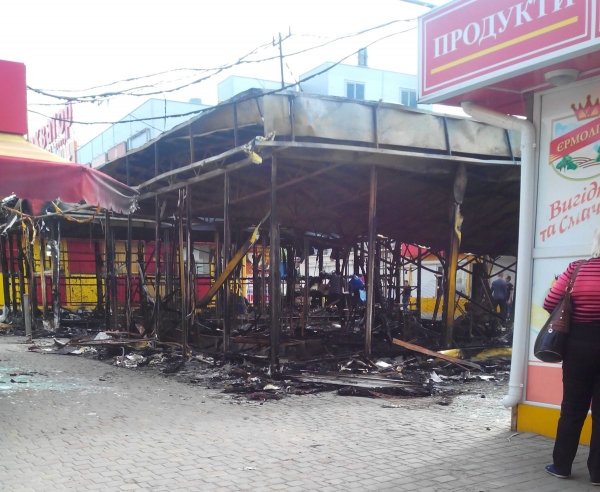 Крупный пожар на харьковском рынке: огонь уничтожил несколько магазинов