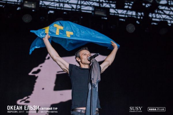 На концерте «Океан Эльзы» в Херсоне Вакарчук поднял на сцене флаг крымских татар 