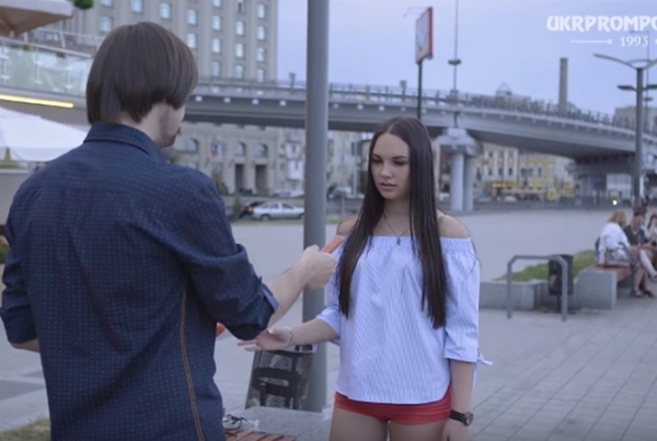 Я плакал: в Сети продолжают обсуждать украинскую рекламу сосисок

