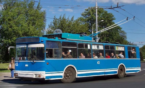 В Харькове водитель троллейбуса побил пассажиров, а кондуктор их покусала 