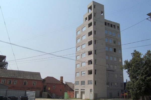 В Харькове снесут 9-этажный дом, который по документам - гараж
