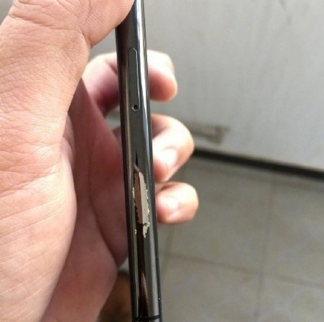 Очередная проблема с iPhone X: слезает краска (фотофакт)