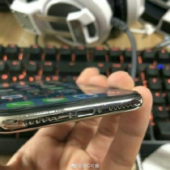 Очередная проблема с iPhone X: слезает краска (фотофакт)