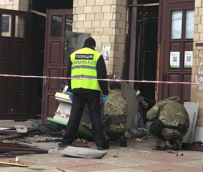 В харьковском ВУЗе взорвали и ограбили банкомат Приватбанка: подробности происшествия (фото, видео)