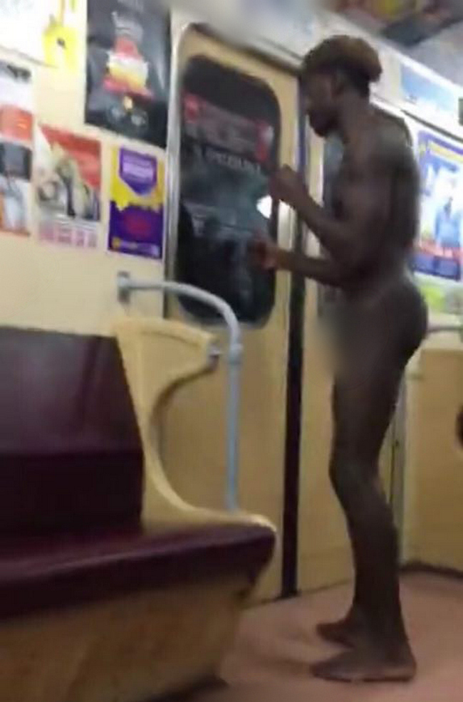 В Харькове обнаженный темнокожий мужчина-африканец проехался в метро (фото, видео)