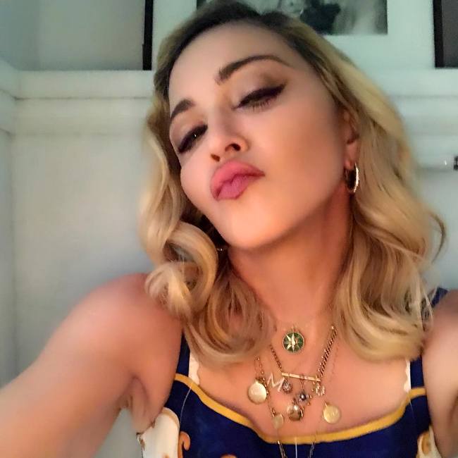 Мадонна радует поклонников соблазнительными селфи (фото)