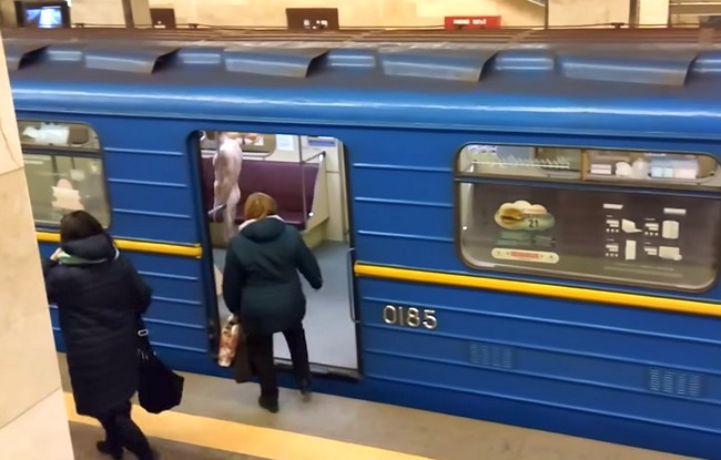 Битва столиц Украины: после голого африканца в метро Харькова обнаженный мужчина в Киеве хотел угнать поезд (видео)