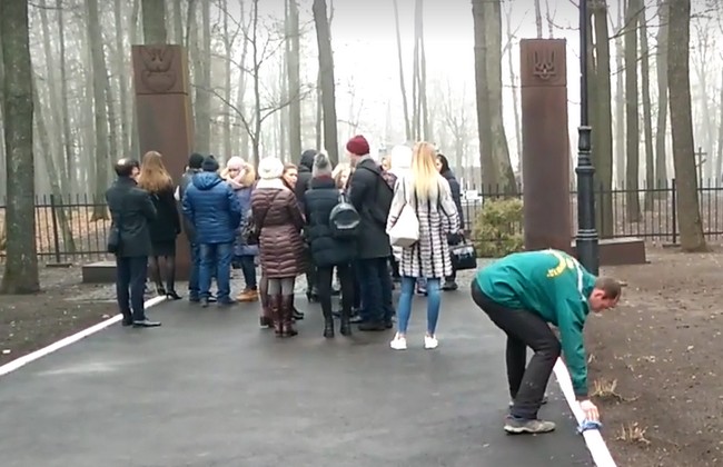 Барин едет в Харьков: в интернете смеются над видео, где моют бордюры перед приездом Порошенко