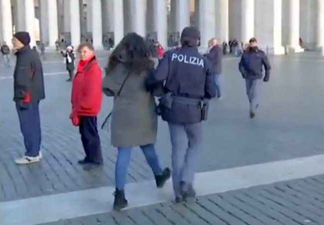В Ватикане полиция задержала журналистку одиозного издания Страна (видео)
