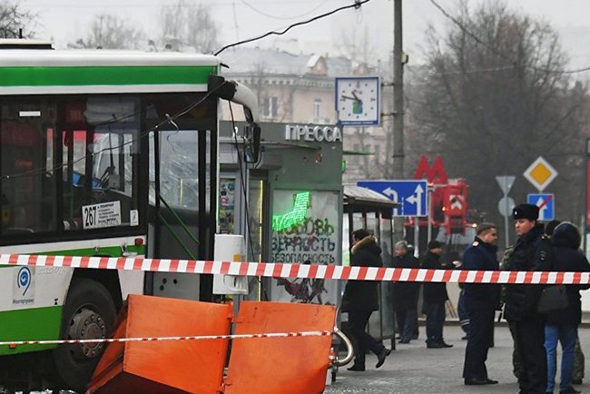Второе ДТП за неделю: в Москве автобус протаранил остановку с людьми (фото, видео) 